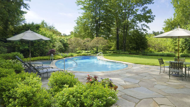 Irregular patios to flatter your poolside